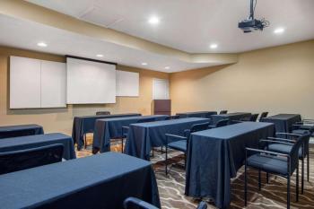 Efficiency Queen Suite - Accessible/Non-Smoking